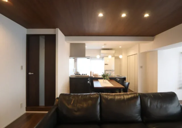 【京都市中京区】閉鎖的なキッチンを解消！ホテルライクな空間が実現したマンションリノベーション