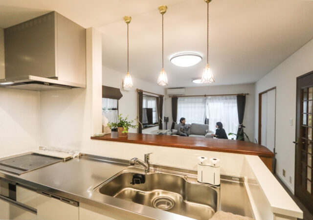 【亀岡市】外壁・屋根から水まわりまで～ご予算内で叶えたペンダントライトが映えるリフォーム～